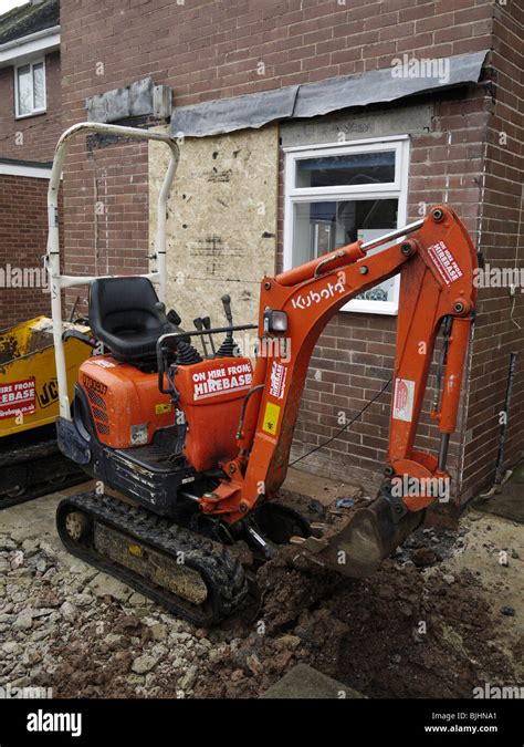 digging around foundation with mini excavator|digging with a mini digger.